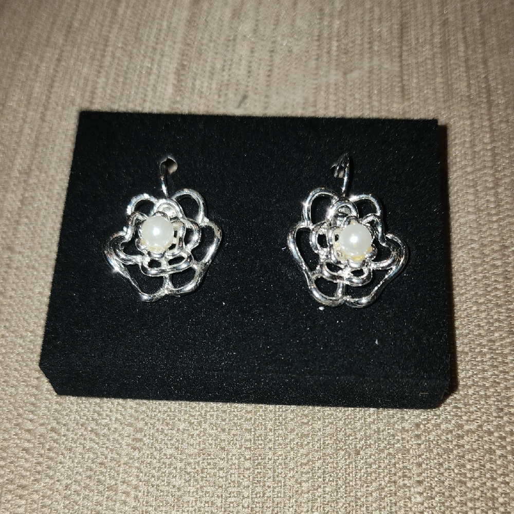 New Avon Floral Bloom Pearlesque Earrings, New in Box